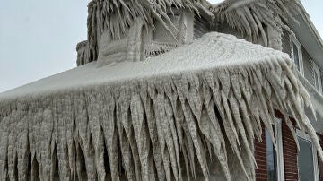 Un restaurante cubierto de hielo por el rocío de las olas del lago Erie en Buffalo, Nueva York