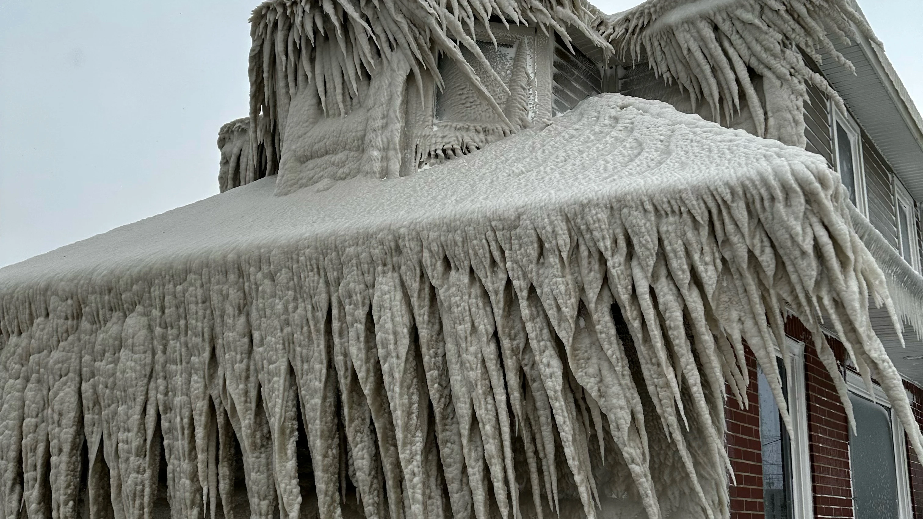 Un restaurante cubierto de hielo por el rocío de las olas del lago Erie en Buffalo, Nueva York