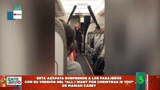 Una azafata sorprende a los pasajeros cantando el villancico de Mariah Carey Una azafata sorprende a los pasajeros cantando el villancico de Mariah Carey
