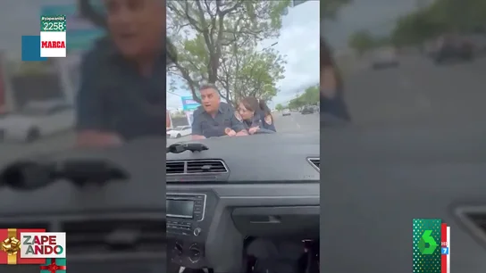Con dos policías en el capó: así se saltan dos jóvenes argentinos un control de alcoholemia de la policía Con dos policías en el capó: así se saltan dos jóvenes argentinos un control de alcoholemia de la policía