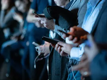 Usando smartphones Usando smartphones