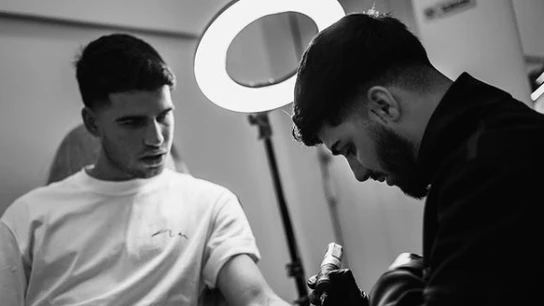 Carlos Alcaraz tatuándose Carlos Alcaraz tatuándose