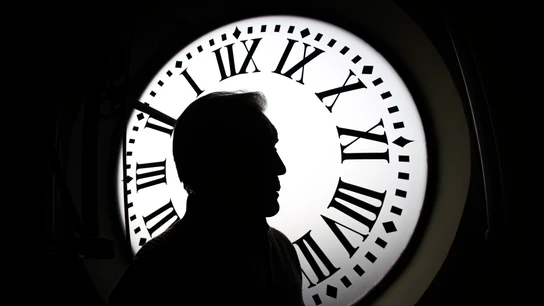 El relojero de la Puerta del Sol, Jesús López-Terradas, ante el reloj El relojero de la Puerta del Sol, Jesús López-Terradas, ante el reloj