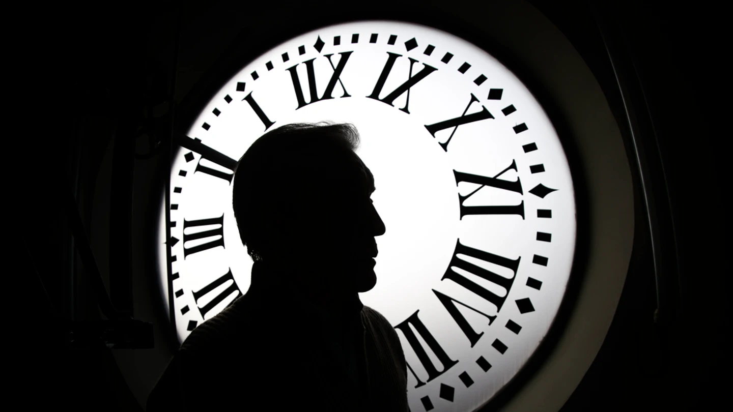 El relojero de la Puerta del Sol, Jesús López-Terradas, ante el reloj El relojero de la Puerta del Sol, Jesús López-Terradas, ante el reloj