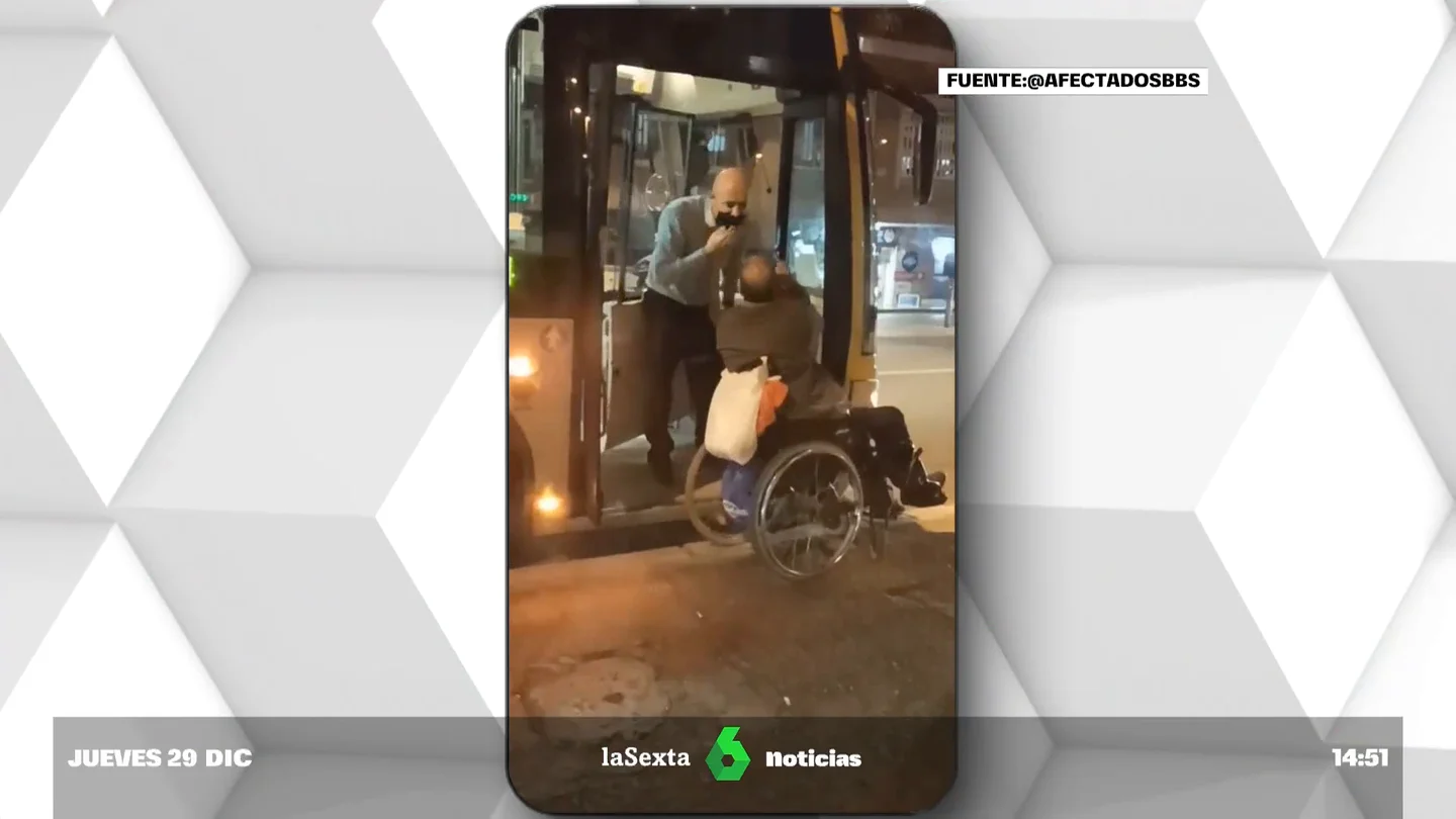 Entre insultos y amenazas: un conductor impide acceder al autobús a un hombre en silla de ruedas Entre insultos y amenazas: un conductor impide acceder al autobús a un hombre en silla de ruedas