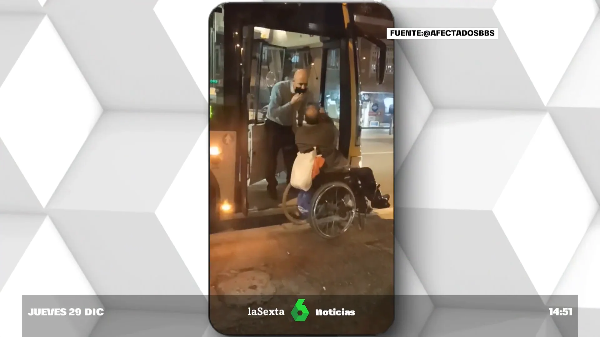 Entre insultos y amenazas: un conductor impide acceder al autobús a un hombre en silla de ruedas 