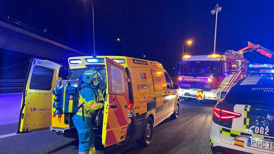 Efectivos de Emergencias trabajan en el lugar del accidente Efectivos de Emergencias trabajan en el lugar del accidente