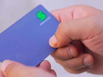 El localizador en forma de tarjeta El localizador en forma de tarjeta