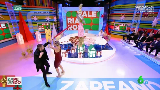 La surrealista tradición de Valeria Ros para terminar el año que casi hiere al equipo de Zapeando La surrealista tradición de Valeria Ros para terminar el año que casi hiere al equipo de Zapeando