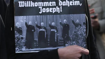 En una manifestación contra una visita de Benedicto XVI a Erfurt, un cartel que reza 'Bienvenido a casa, Joseph' con sacerdotes haciendo el saludo nazi
