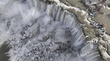 Las impresionantes imágenes de las cataratas del Niágara teñidas de blanco
