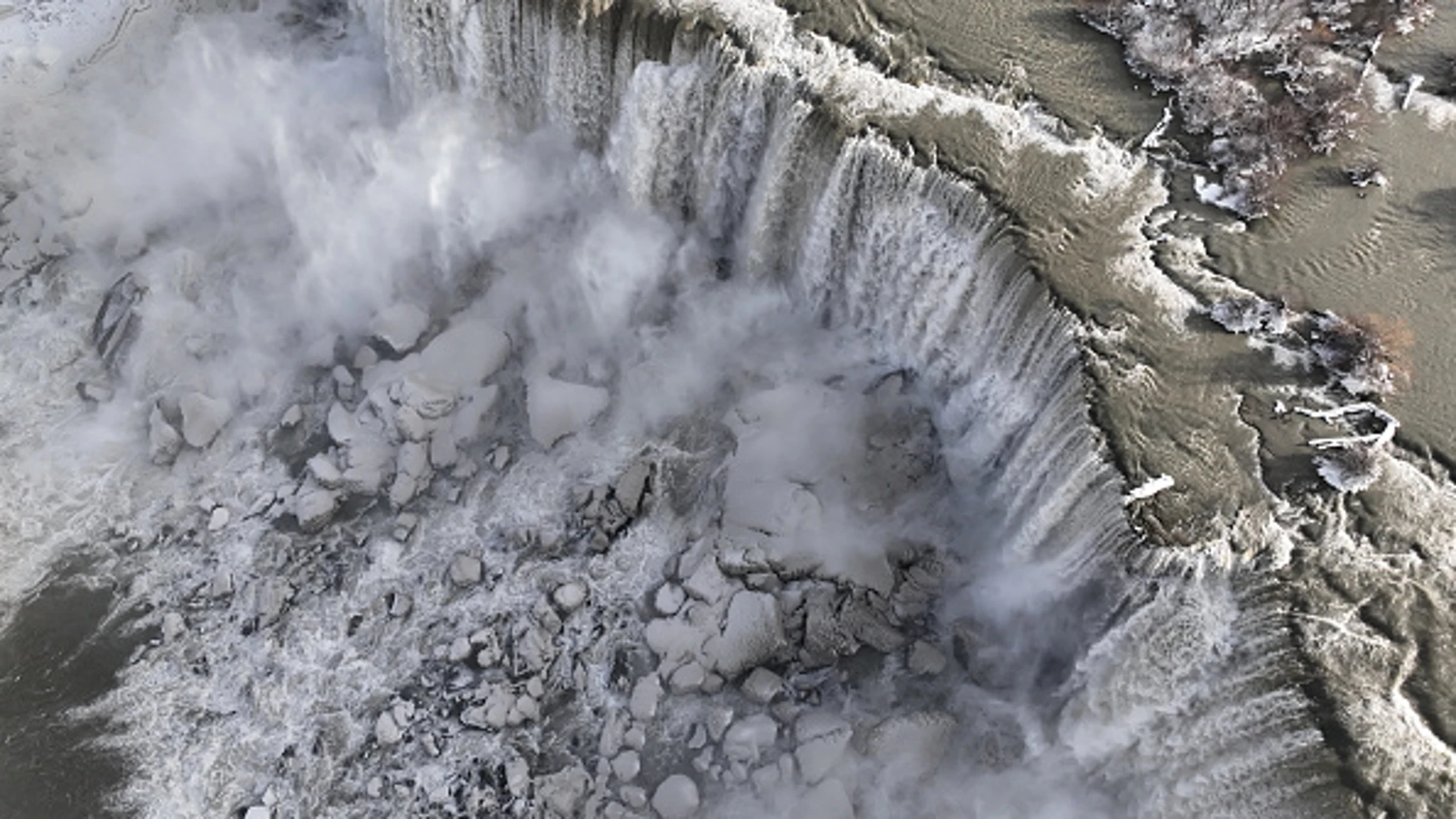 Las impresionantes imágenes de las cataratas del Niágara teñidas de blanco