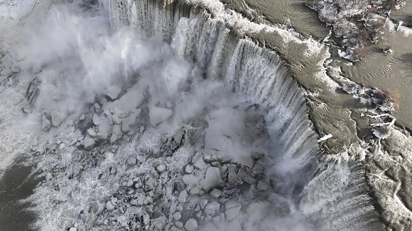 Las impresionantes imágenes de las cataratas del Niágara teñidas de blanco Las impresionantes imágenes de las cataratas del Niágara teñidas de blanco