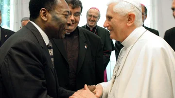 Pelé y el papa Benedicto XVI en agosto de 2005 en Alemania