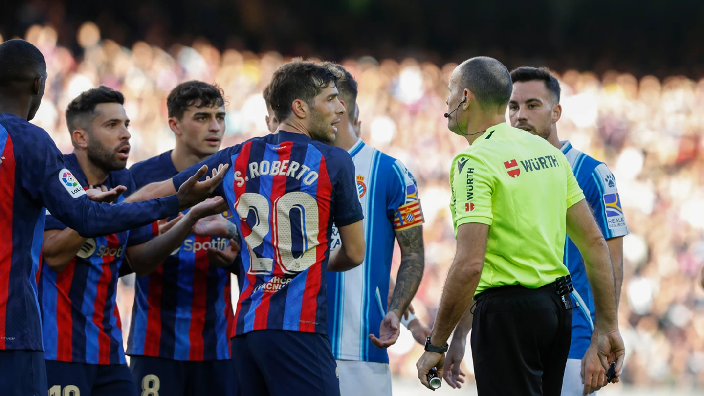 Mateu Lahoz, rodeado de jugadores de Barça y Espanyol Mateu Lahoz, rodeado de jugadores de Barça y Espanyol
