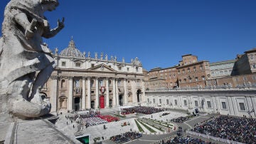Tras la muerte del papa Benedicto XVI, así se va llenando la plaza de San Pedro
