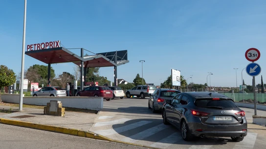 Colas en las gasolineras para llenar el depósito el último día de la ayuda a los carburantes Colas en las gasolineras para llenar el depósito el último día de la ayuda a los carburantes