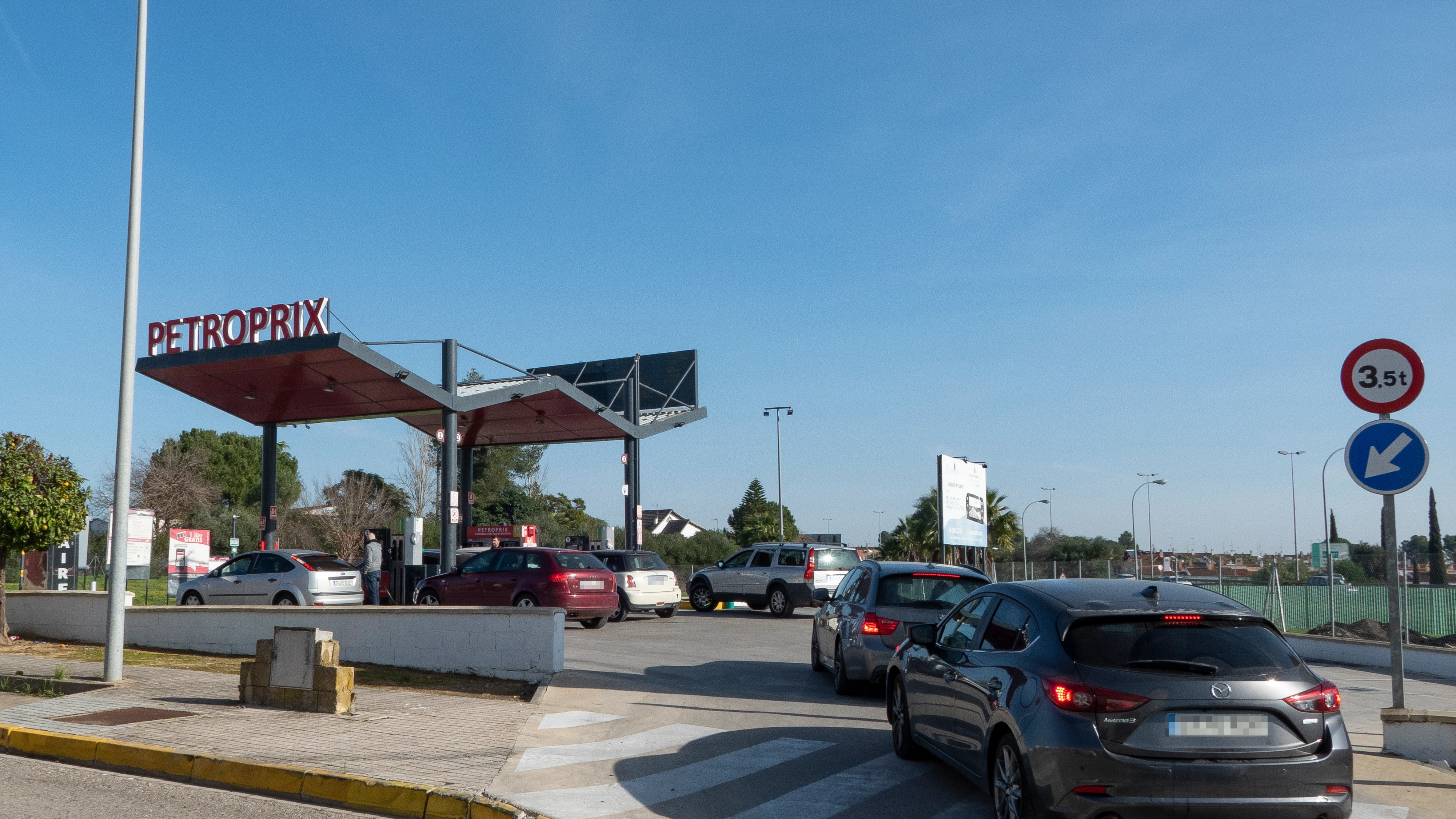 Colas en las gasolineras para llenar el depósito el último día de la ayuda a los carburantes