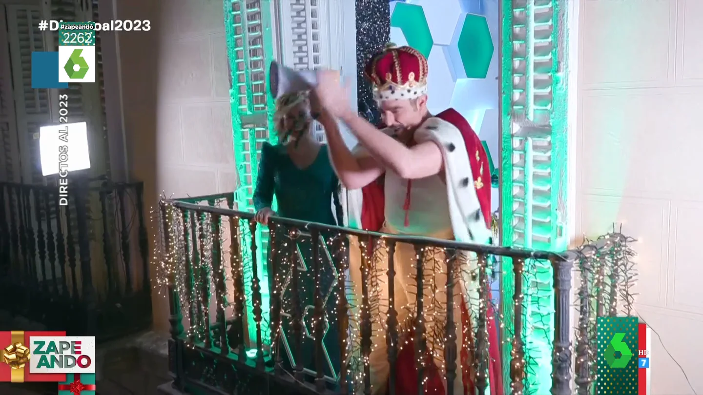 Así reaccionan Dani Mateo y Cristina Pardo al caerse las pilas del megáfono "en las cabezas de la gente" en las Campanadas Así reaccionan Dani Mateo y Cristina Pardo al caerse las pilas del megáfono "en las cabezas de la gente" en las Campanadas