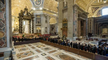 Los fieles entran en la capilla ardiente y tras horas de cola dan su último adiós a Benedicto XVI.