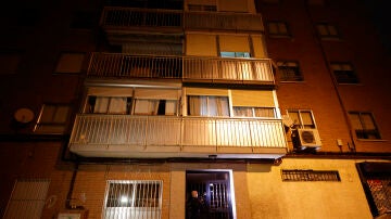 Exterior del inmueble en la localidad madrileña de Fuenlabrada donde se ha producido el crimen