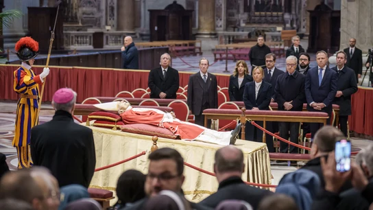 Imagen de los fieles que visitan la capilla ardiente. Imagen de los fieles que visitan la capilla ardiente.