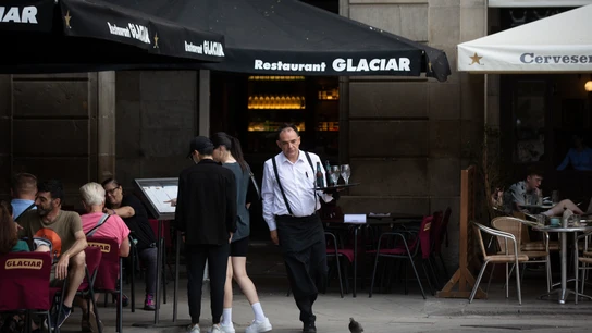 Un camarero sostiene una bandeja en la plaza Real de Barcelona, a 15 de junio de 2022, en Barcelona, Catalunya (España). Un camarero sostiene una bandeja en la plaza Real de Barcelona, a 15 de junio de 2022, en Barcelona, Catalunya (España).