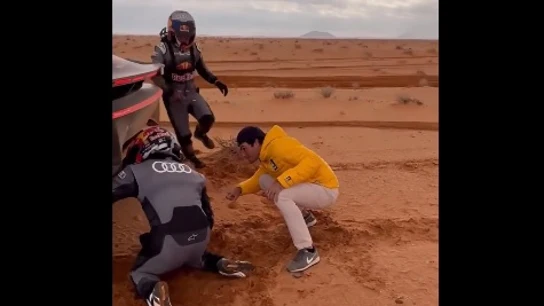 Sainz Jr vuelve a 'asistir' a su padre en el Dakar: perdió 35 minutos Sainz Jr vuelve a 'asistir' a su padre en el Dakar: perdió 35 minutos
