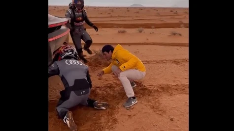 Sainz Jr vuelve a 'asistir' a su padre en el Dakar: perdió 35 minutos