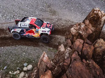 Nasser Al-Attiyah lidera en el primer gran susto de Carlos Sainz Nasser Al-Attiyah lidera en el primer gran susto de Carlos Sainz