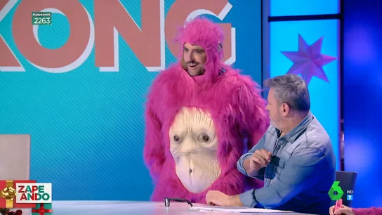 Dani Mateo se disfraza de Pink Kong y Miki Nadal le tira de una teta: "¡Se te ha quedado para dentro!" Dani Mateo se disfraza de Pink Kong y Miki Nadal le tira de una teta: "¡Se te ha quedado para dentro!"