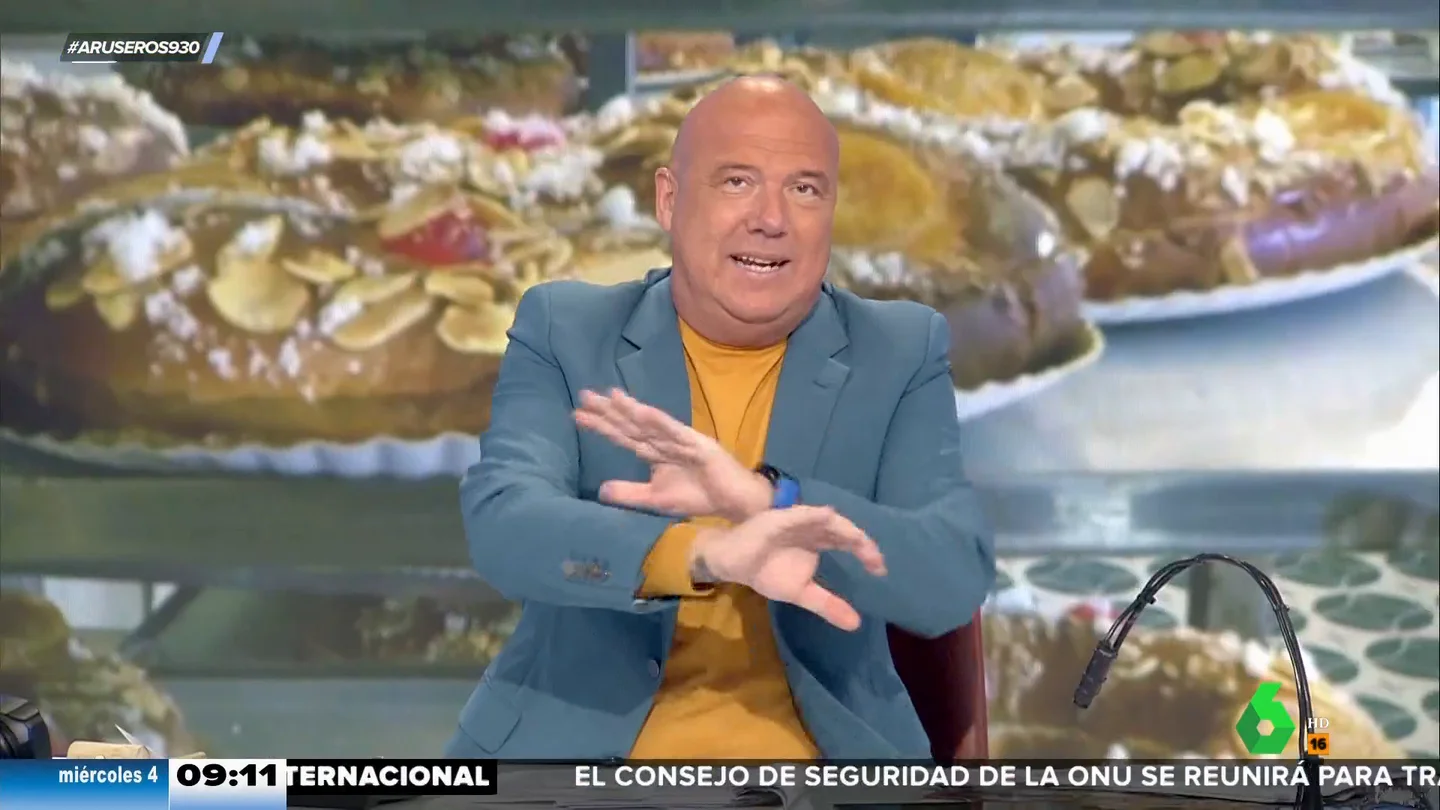El genial troleo de Angie Cárdenas a Alfonso Arús con un roscón de Reyes: "Se pilló un mosqueo..." El genial troleo de Angie Cárdenas a Alfonso Arús con un roscón de Reyes: "Se pilló un mosqueo..."