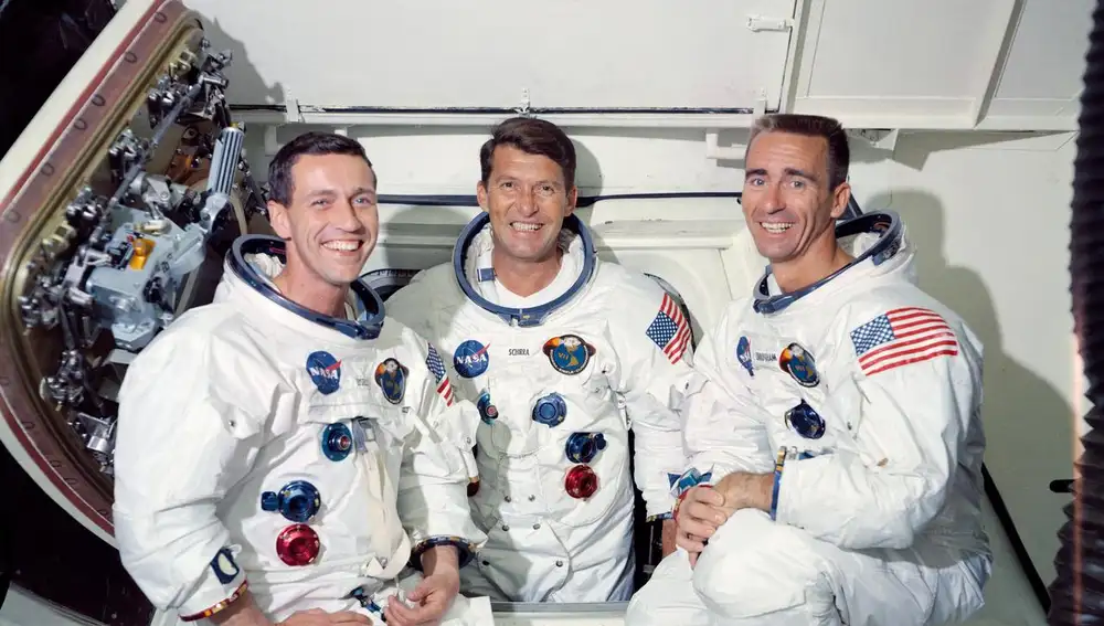 La primera tripulación de la primera misión espacial Apolo tripulada, Apolo 7, de izquierda a derecha: Donn F. Eisele, Walter M. Schirra Jr. y Walter Cunningham