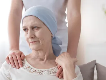 Mujer mayor con cáncer Mujer mayor con cáncer