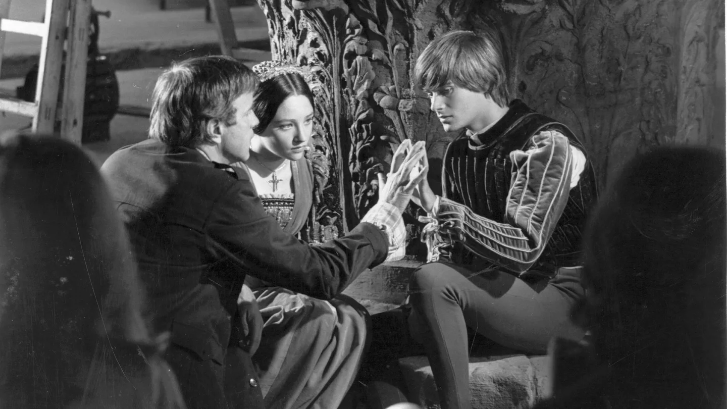 Los actores Olivia Hussey y Leonard Whiting reciben instrucciones del director Franco Zeffirelli durante el rodaje de 'Romeo y Julieta'. Los actores Olivia Hussey y Leonard Whiting reciben instrucciones del director Franco Zeffirelli durante el rodaje de 'Romeo y Julieta'.