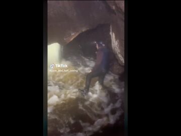 Un grupo de exploradores huyen de una cueva inundada