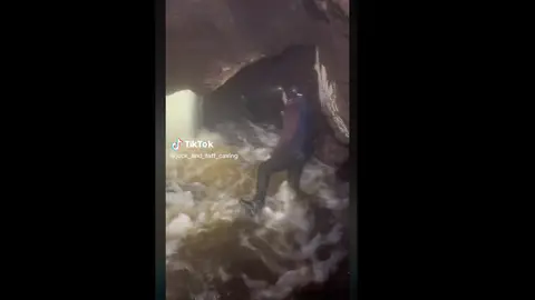 Un grupo de exploradores huyen de una cueva inundada Un grupo de exploradores huyen de una cueva inundada