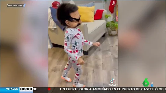 El divertido baile de este niño con una máscara de persona mayor: "Es un poco Revilla" El divertido baile de este niño con una máscara de persona mayor: "Es un poco Revilla"