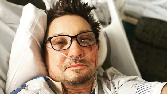 El actor Jeremy Renner reaparece para dar las gracias a sus fans tras su accidente: "Estoy hecho polvo" El actor Jeremy Renner reaparece para dar las gracias a sus fans tras su accidente: "Estoy hecho polvo"