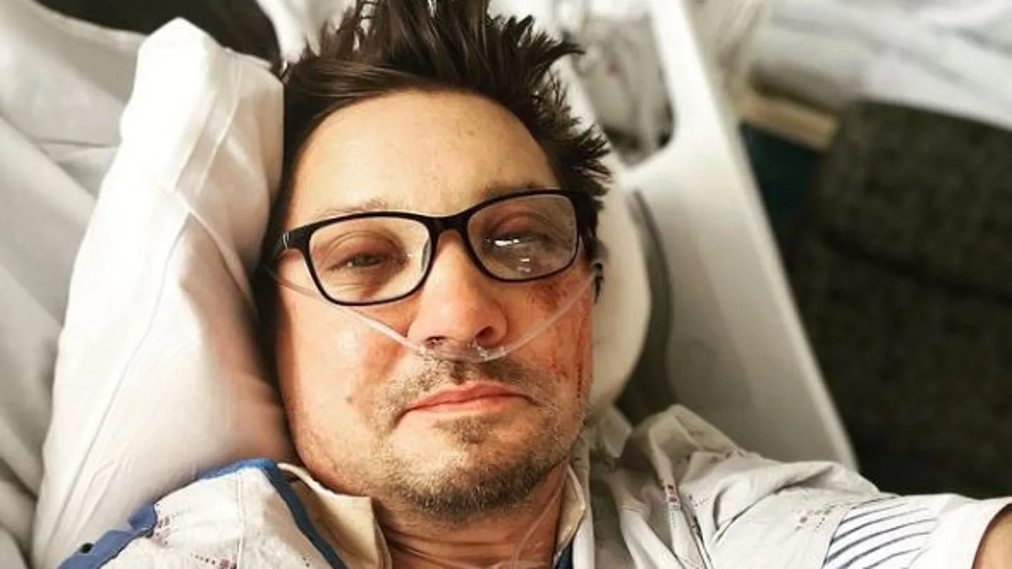 El actor Jeremy Renner reaparece para dar las gracias a sus fans tras su accidente: "Estoy hecho polvo" El actor Jeremy Renner reaparece para dar las gracias a sus fans tras su accidente: "Estoy hecho polvo"