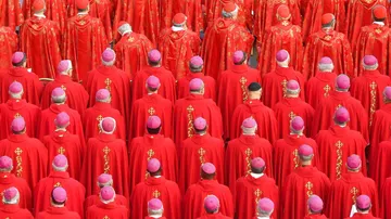 Cardenales durante la ceremonia fúnebre por el Papa emérito Benedicto XVI.