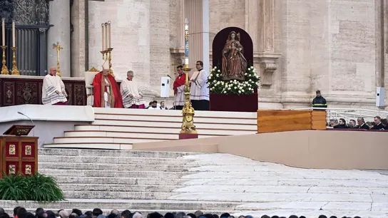 El Papa Francisco durante el funeral por el Papa emérito Benedicto XVI (Joseph Ratzinger) en la Ciudad del Vaticano. El Papa Francisco durante el funeral por el Papa emérito Benedicto XVI (Joseph Ratzinger) en la Ciudad del Vaticano.