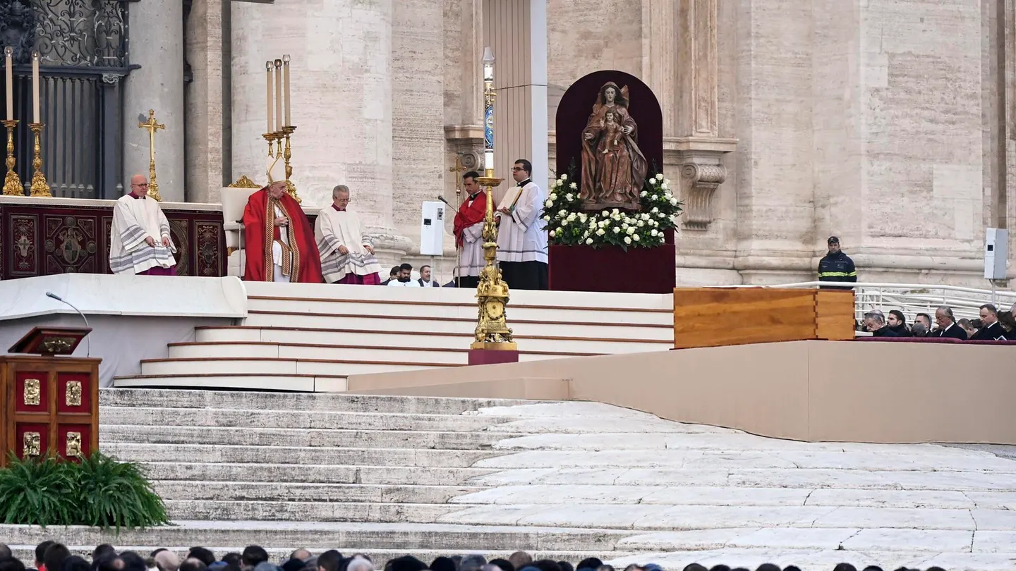 El Papa Francisco durante el funeral por el Papa emérito Benedicto XVI (Joseph Ratzinger) en la Ciudad del Vaticano. El Papa Francisco durante el funeral por el Papa emérito Benedicto XVI (Joseph Ratzinger) en la Ciudad del Vaticano.