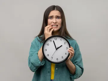Mujer angustiada con el tiempo Mujer angustiada con el tiempo