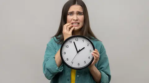 Mujer angustiada con el tiempo Mujer angustiada con el tiempo