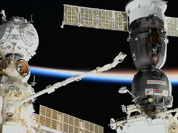 Brazo robótico europeo (derecha) evalúan la fuga de refrigerante de la nave Soyuz MS-22 (izquierda) Brazo robótico europeo (derecha) evalúan la fuga de refrigerante de la nave Soyuz MS-22 (izquierda)