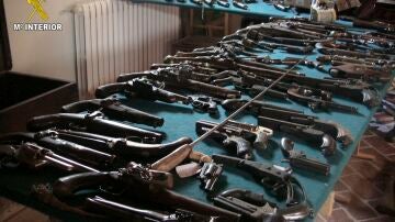 Imagen de archivo de armas antiguas incautadas por la Guardia Civil.