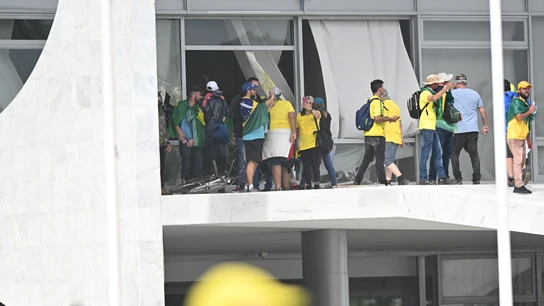 Seguidores de Bolsonaro irrumpen en el Congreso de Brasil, el Palacio Presidencial y la Corte Suprema Seguidores de Bolsonaro irrumpen en el Congreso de Brasil, el Palacio Presidencial y la Corte Suprema