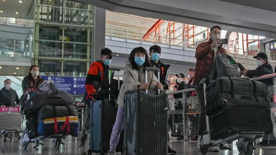 Pasajeros de Hong Kong llegan al Aeropuerto de Pekín, el domingo 8 de enero de 2023. Pasajeros de Hong Kong llegan al Aeropuerto de Pekín, el domingo 8 de enero de 2023.