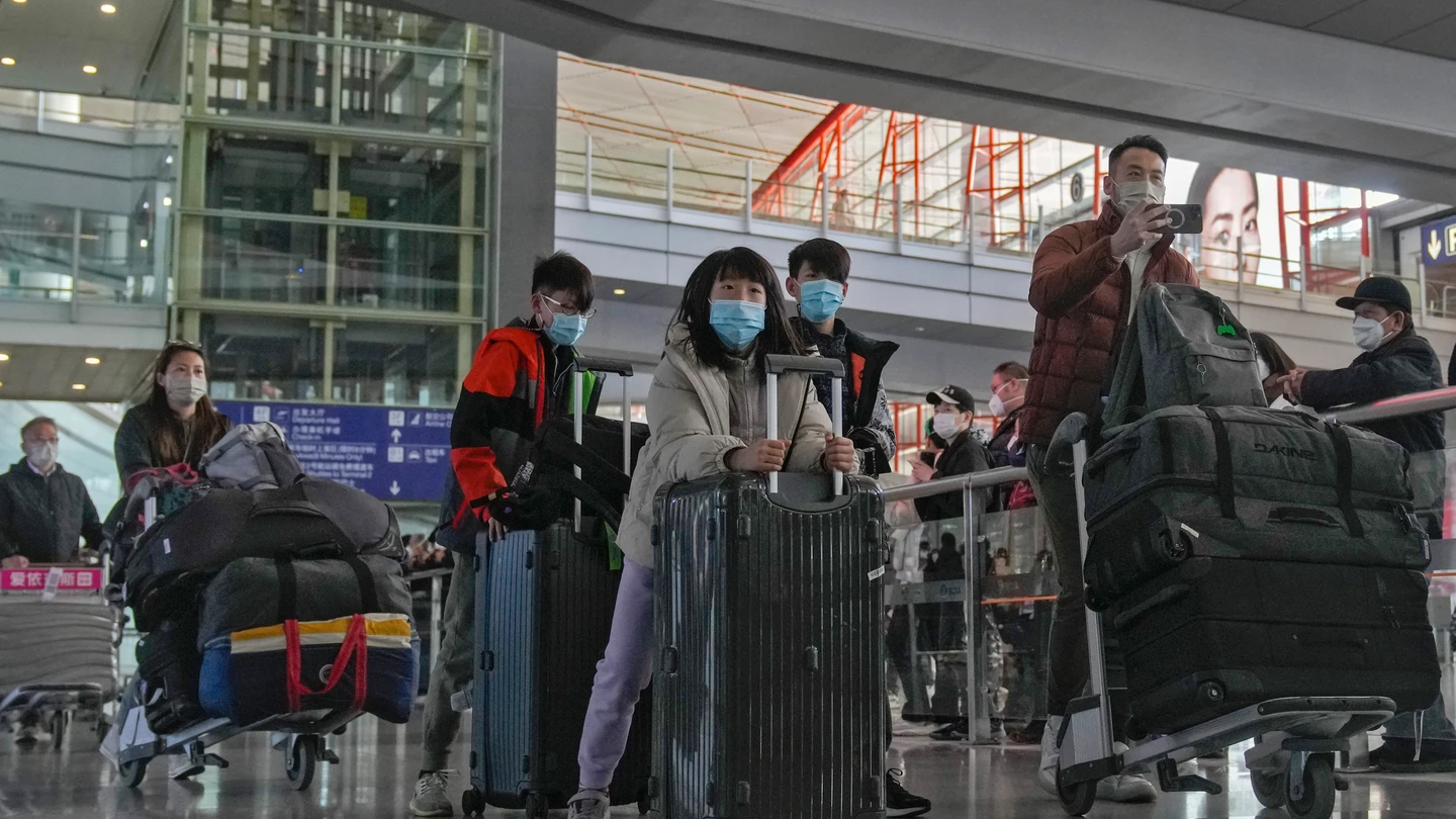 Pasajeros de Hong Kong llegan al Aeropuerto de Pekín, el domingo 8 de enero de 2023. Pasajeros de Hong Kong llegan al Aeropuerto de Pekín, el domingo 8 de enero de 2023.